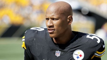 Ryan Shazier in the football kit of Pittsburgh Steelers.